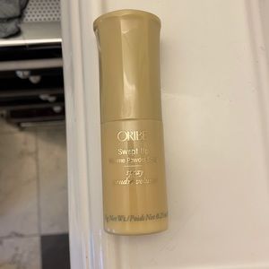 Oribe swept up powder
